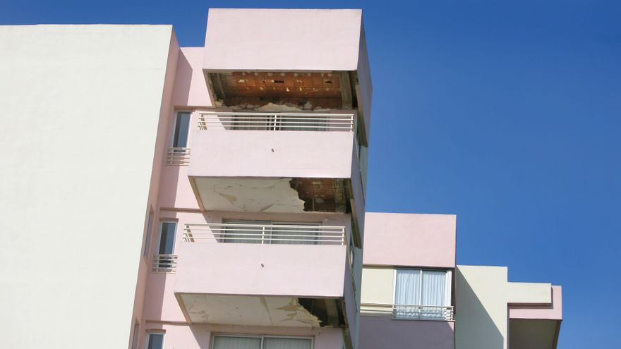 Desconchados en los techos de los balcones.