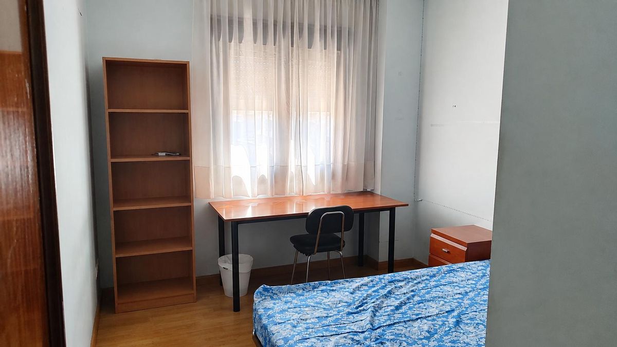 Por esta habitación en un piso compartido, Álvaro, paga 315 euros al mes. GLORIA PIÑERO