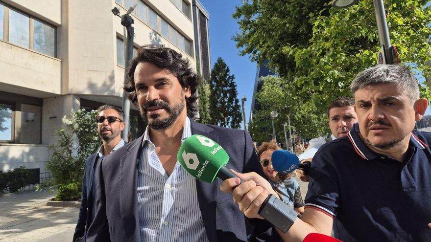 La pareja de Ayuso reconoce que pasó a Miguel Ángel Rodríguez la foto de dos periodistas pero dice que borró la conversación