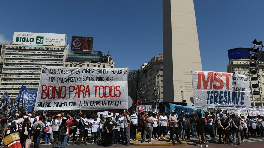 El Gobierno busca contener a las organizaciones sociales con aumentos en el salario mínimo y la Tarjeta Alimentar