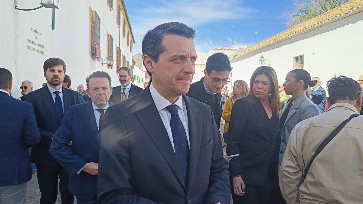 El alcalde de Córdoba, José María Bellido, atiende a los periodistas tras la función principal de la Hermandad de Nuestra Señora de los Dolores.