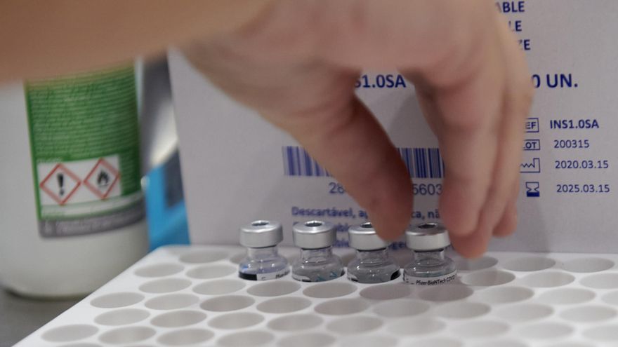 Archivo - Varios frascos con dosis de la vacuna de Pfizer-BioNTech contra la Covid-19 en Valdecilla