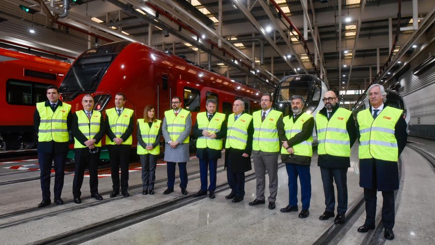 Archivo - Foto de familia de los asistentes a la presentación del inicio de la fabricación de los nuevos trenes de ancho métrico de Renfe comprometidos para Cantabria y Asturias, en CAF