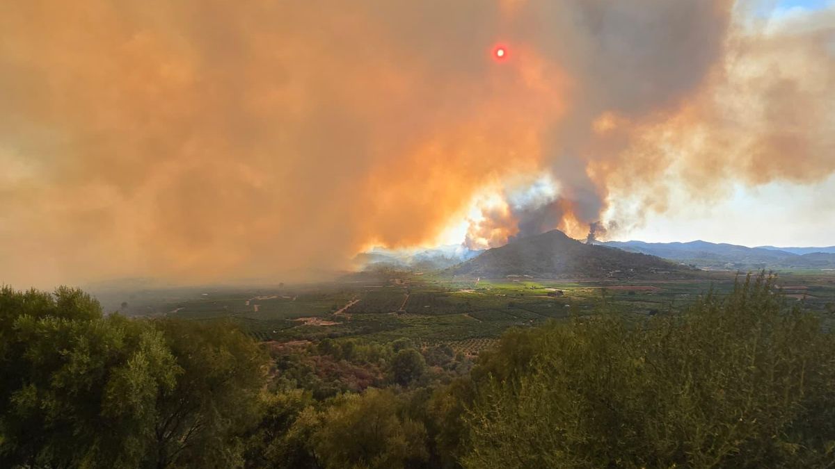 Vista de la sierra de Espadán quemando por incendio de la Vall d'Uixó.