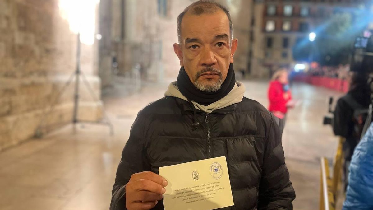 Juan José, veí de Catarroja, es queda fora de la Catedral de València en senyal de protesta pel funeral.