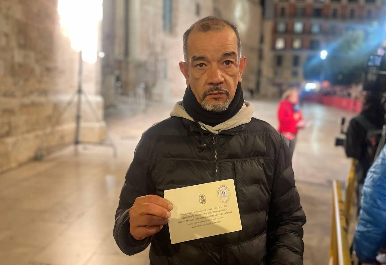 Juan José, vecino de Catarroja, se queda fuera de la Catedral de València en señal de protesta por el funeral.