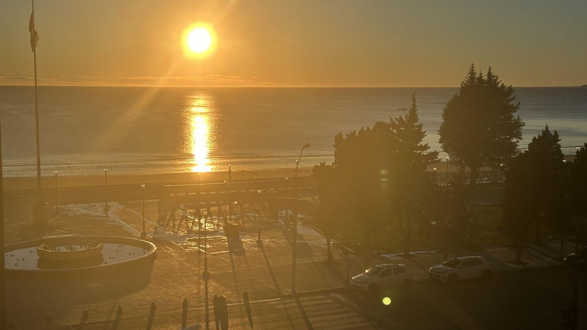 Amanecer desde el frente marítimo de Puerto Madryn.