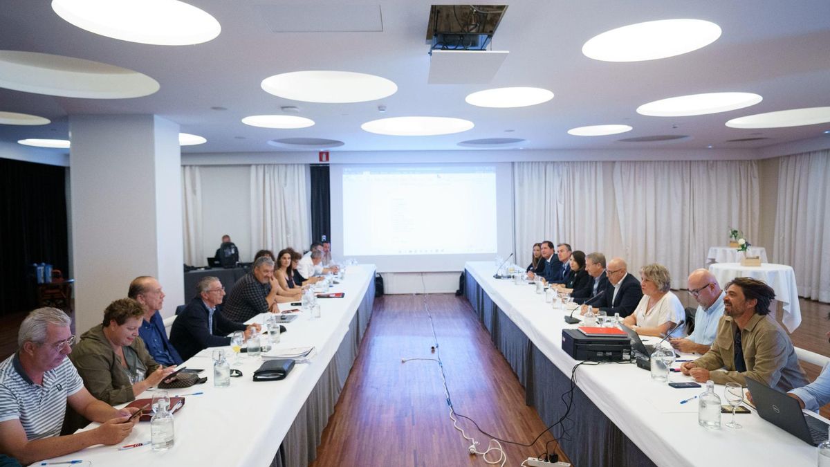Reunión de los sindicatos y la patronal hotelera de la provincia de Santa Cruz de Tenerife.