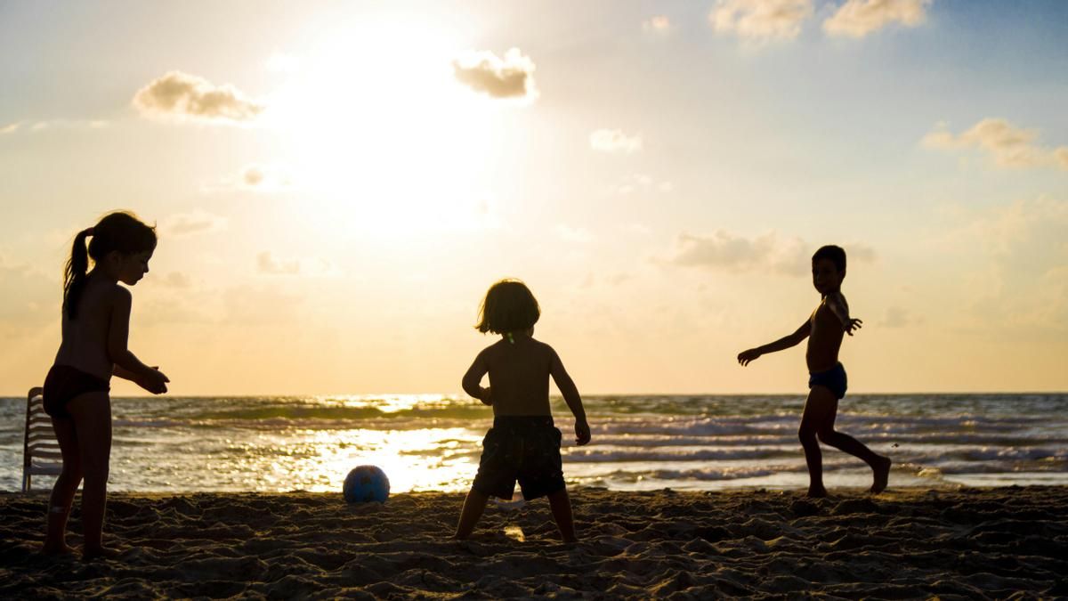 Una experta en sueño explica por qué no debemos forzar los horarios de los niños en verano: “Olvidamos sus necesidades”