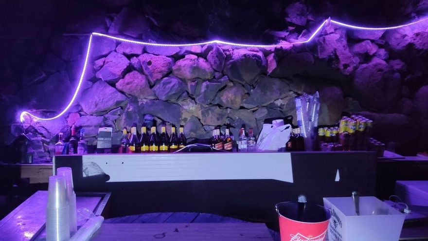 Barra de bebidas en la fiesta ilegal detectada en San Miguel