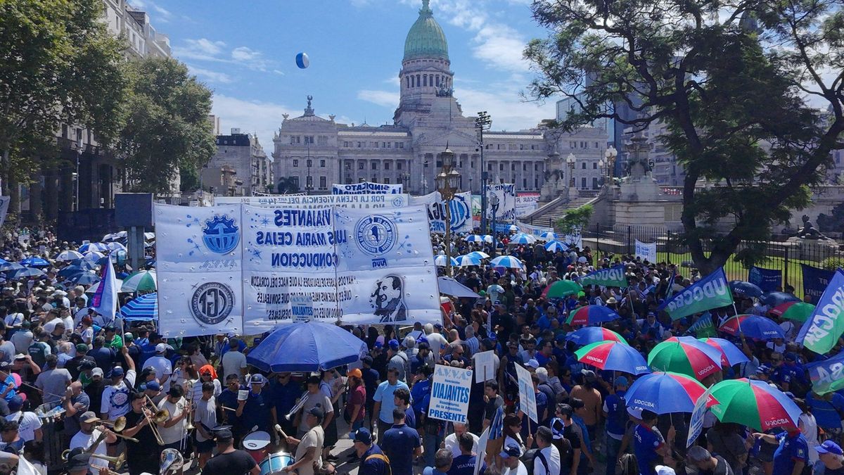 Postal de la marcha contra la reforma laboral del miércoles antes de que se vaciara la plaza del Congreso