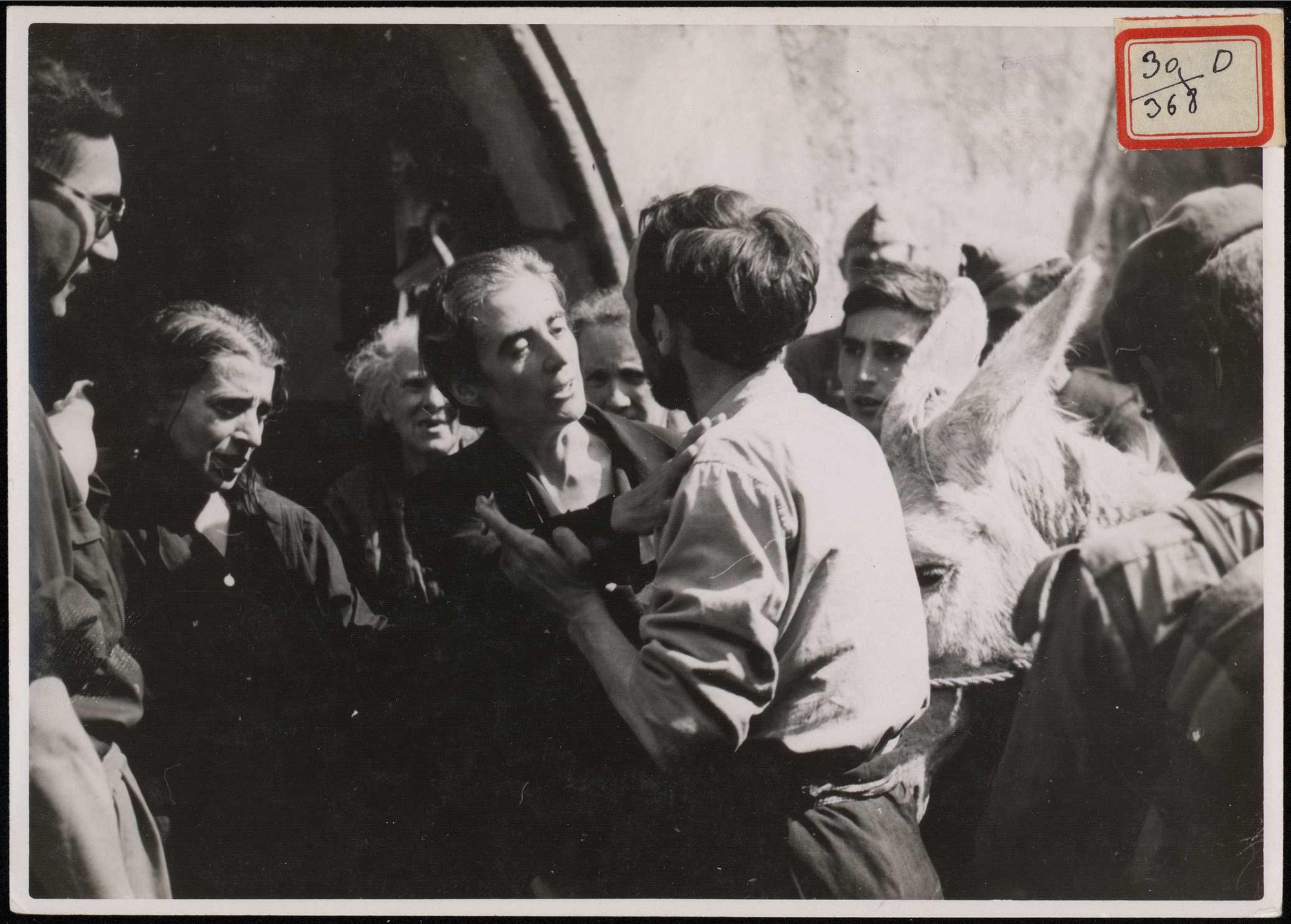 "Al llegar a su casa los familiares le reciben emocionados y llorando, por haber estado oculto durante la dominación roja". 24 de agosto de 1937.
