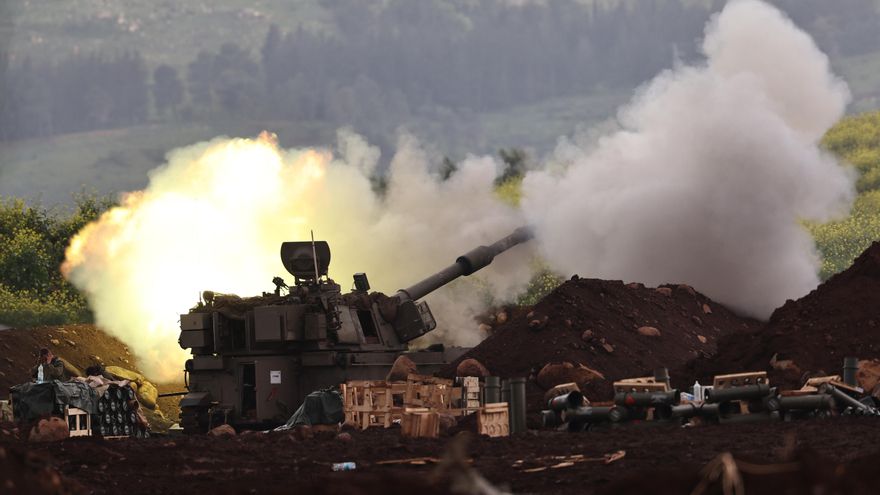 Artillería israelí dispara proyectiles contra objetivos en Líbano desde una posición no revelada cerca de la frontera entre Israel y Líbano.