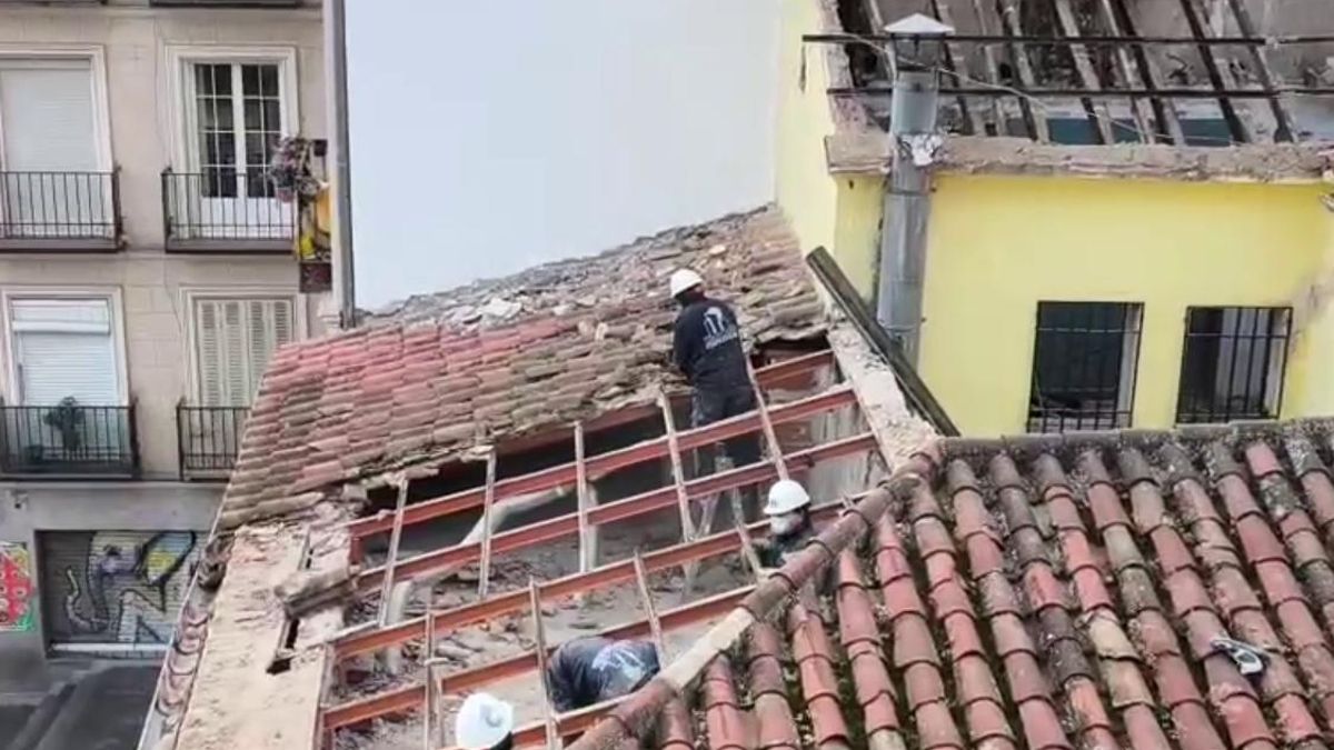 La empresa que quiere construir un hotel sobre el edificio del Baobab acelera el derribo pese a la prohibición de Almeida