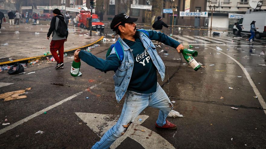 "Atentado contra el orden constitucional": los detenidos en la plaza del Congreso fueron imputados de delitos graves