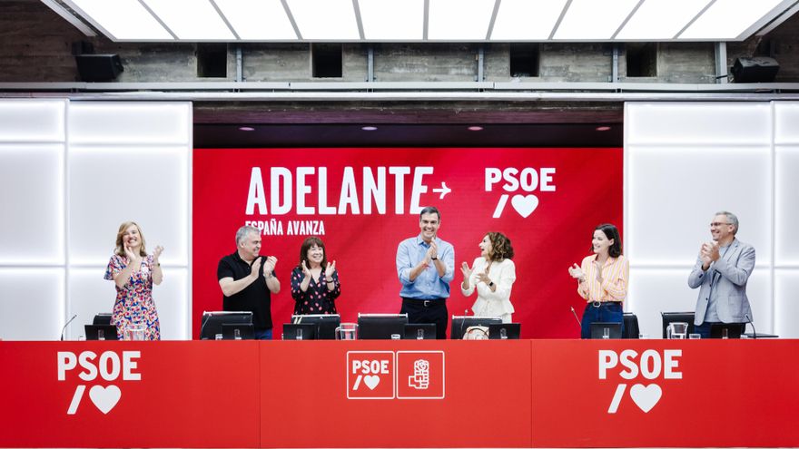 Archivo - El presidente del Gobierno de España y secretario general del PSOE, Pedro Sánchez (c), aplaude durante la reunión de la Comisión Ejecutiva Federal del PSOE tras las elecciones generales del 23J, a 24 de julio de 2023, en Madrid (España). El part