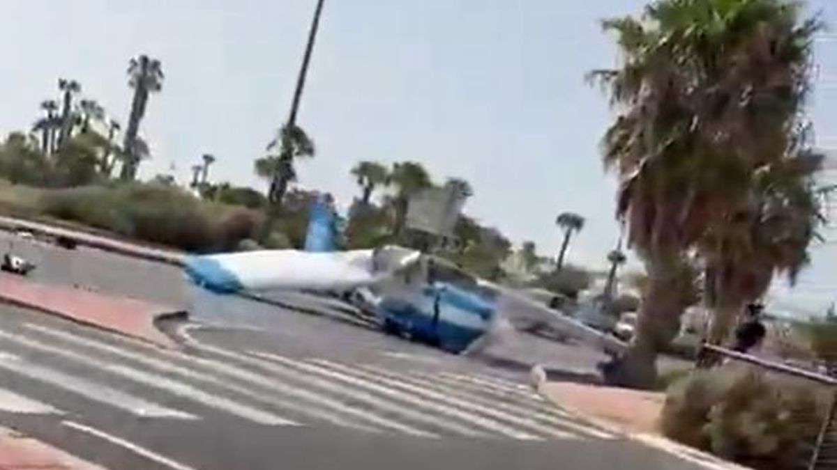 Una avioneta aterriza de emergencia en plena calle en el sur de Tenerife