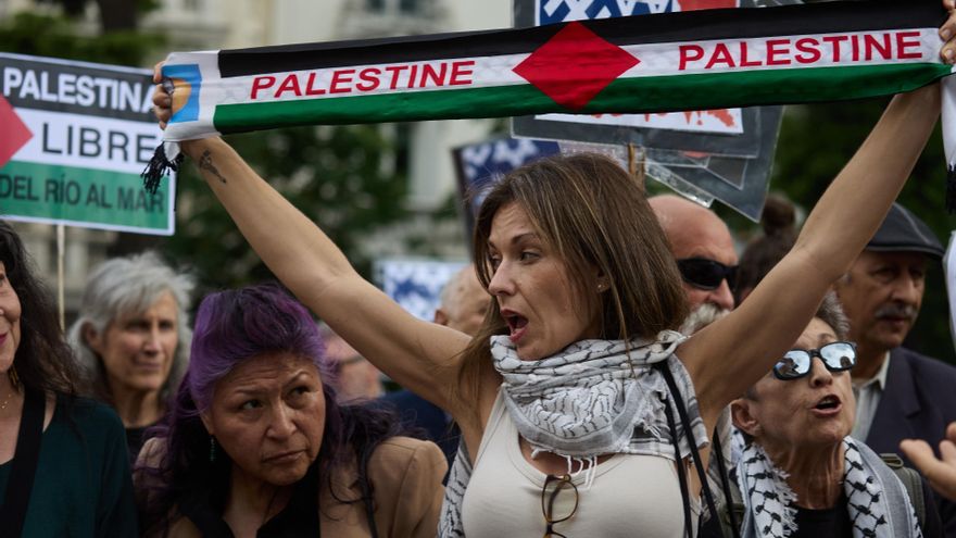 Varias personas durante una concentración propalestina frente al Congreso de los Diputados, a 20 de mayo de 2025, en Madrid (España).
