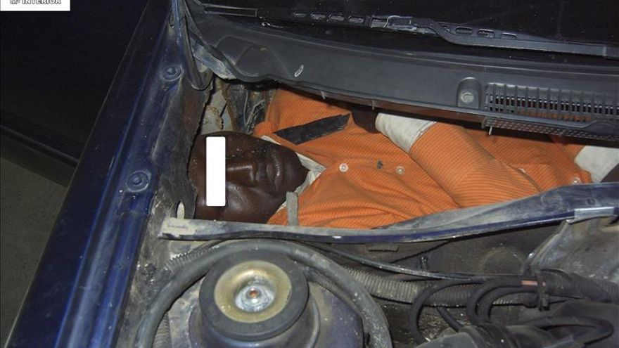 Rescatados dos inmigrantes ocultos en un coche que llevaba horas estacionado