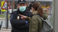 Efectivos de la Policía Nacional realizando controles en la frontera de España con Francia.