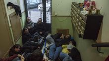 Cientos de vecinos intentan frenar el desahucio de Argumosa 11