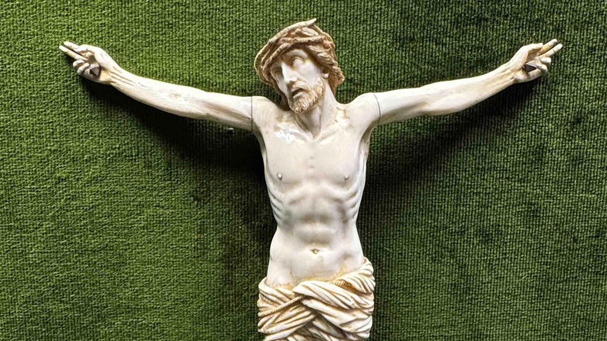 Cristo de marfil vendido ilegalmente por internet