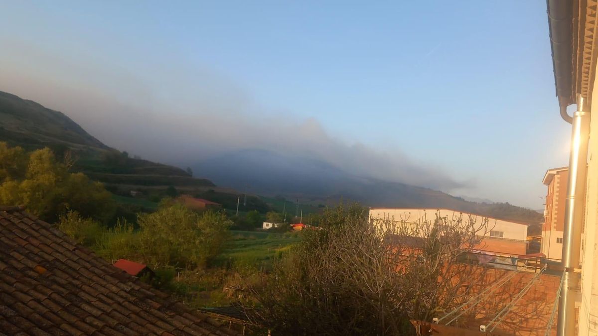El incendio en el vertedero de Nájera está controlado aunque seguirá generando humo durante horas o incluso días