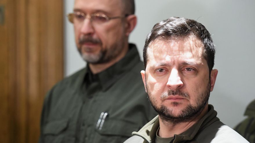 El presidente ucraniano, Volodimir Zelenski, (d) y el primer ministro, Denys Shmyhal (i), el martes en Kiev. EFE/EPA/ANDRZEJ LANGE POLAND OUT