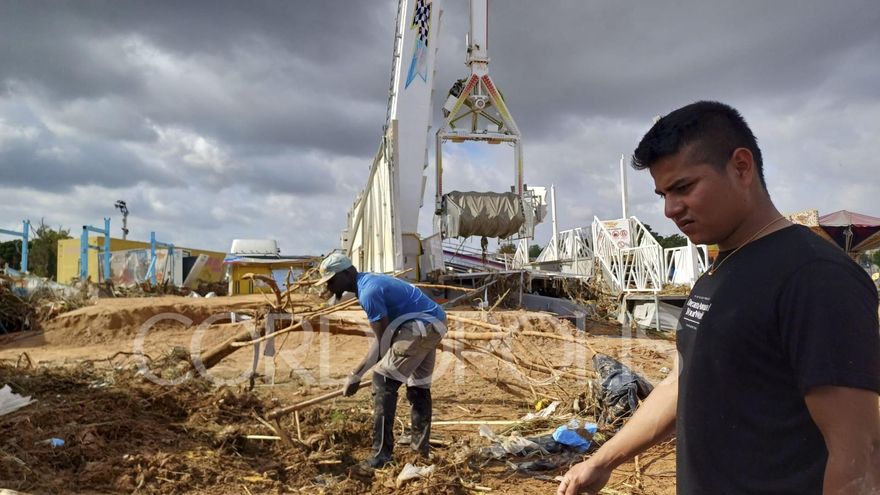 Doce feriantes de Lucena, atrapados en Paiporta: "Pedimos ayuda para desenterrar nuestras atracciones"