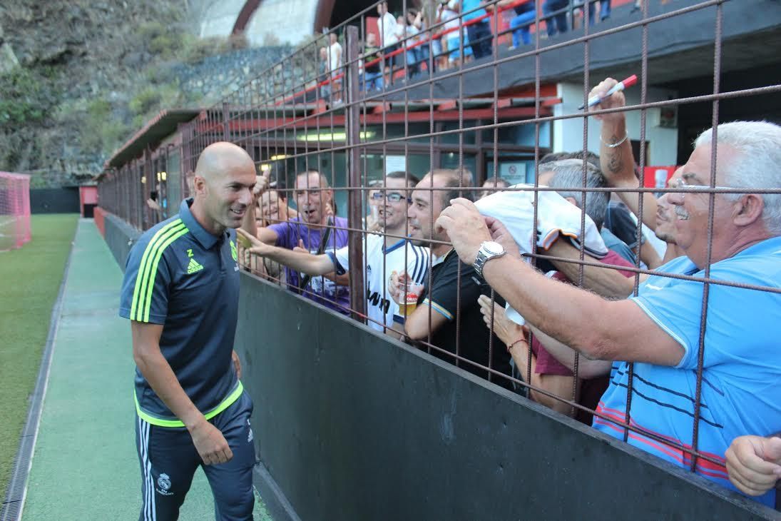 El estadio Silvestre Carrillo acogió con alegría a Zidane. Foto: JOSÉ AYUT.