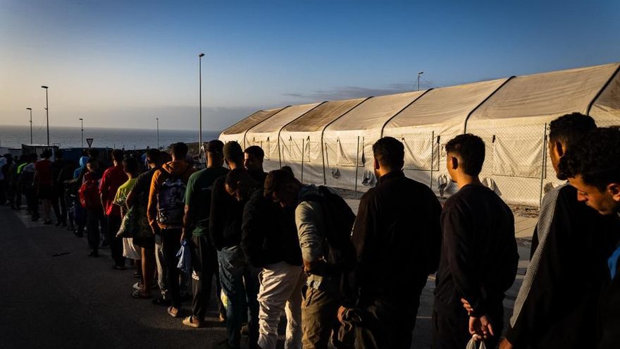 El Gobierno habilita más de 800 nuevas plazas de acogida en Ceuta e inicia el traslado de migrantes que seguían en la calle