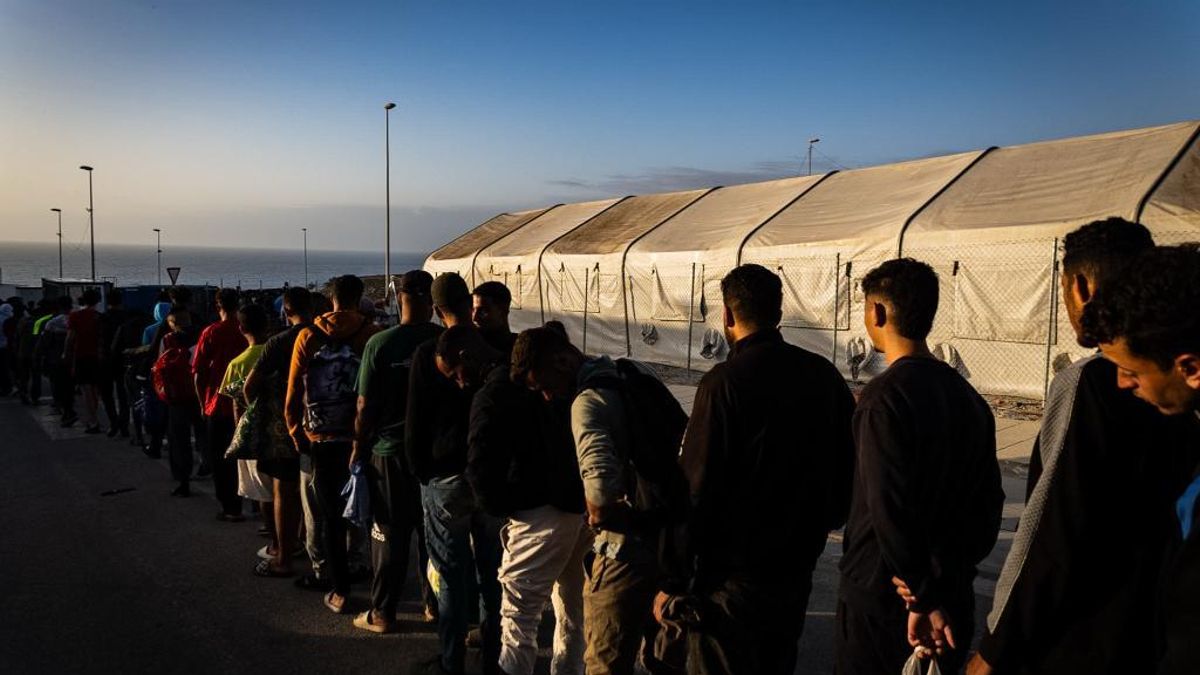 El Gobierno habilita más de 800 nuevas plazas de acogida en Ceuta e inicia el traslado de migrantes que seguían en la calle