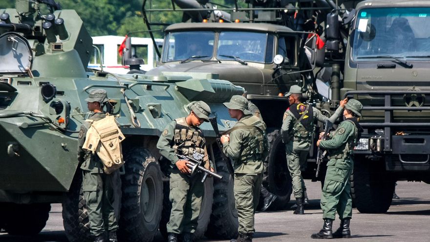 Venezuela envía más militares a zona de combates fronterizos, según una ONG