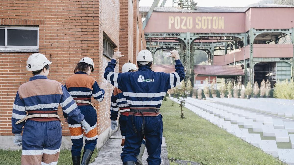 Visitantes en el Pozo Sotón.