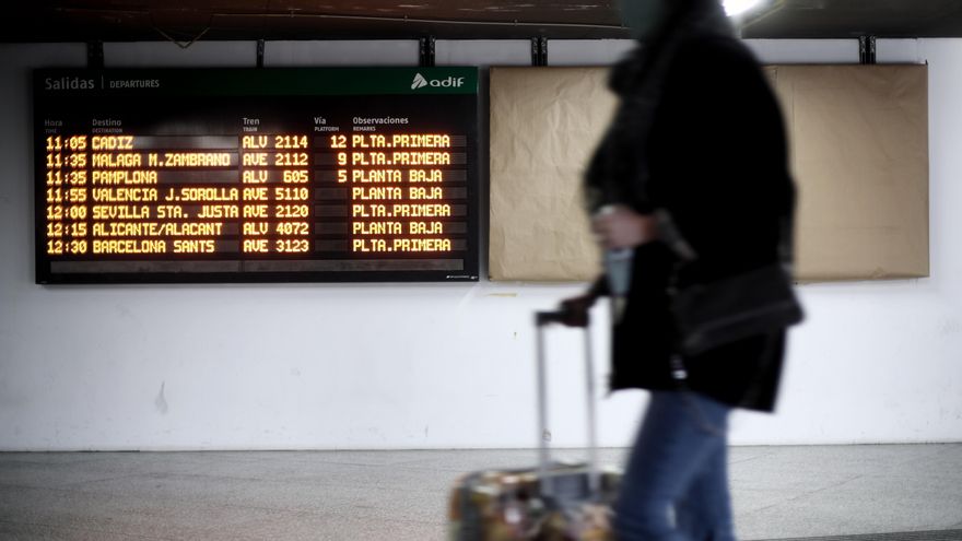 Un viajero camina por la estación de AVE Puerta de Atocha.