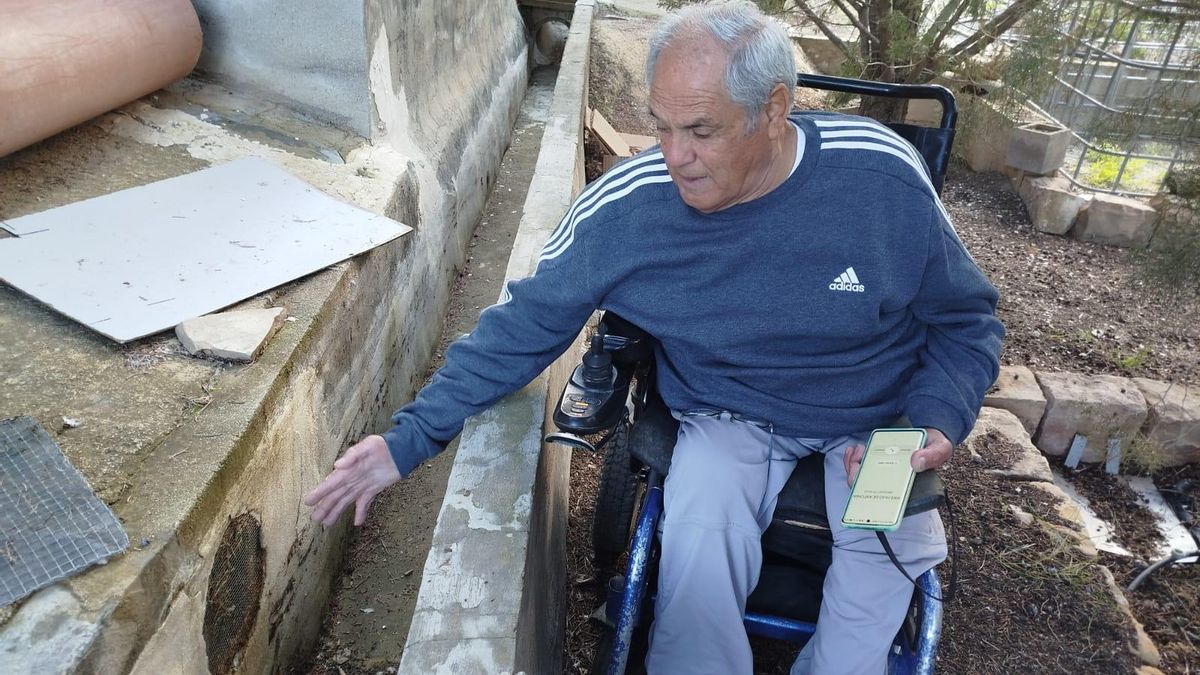 Joaquín explica cómo es el sistema de mallas que ha diseñado para filtrar el agua de riego que va a su aljibe