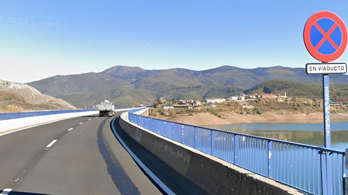 Dos heridos en un espectacular vuelco de un coche en el viaducto de Riaño sobre el pantano
