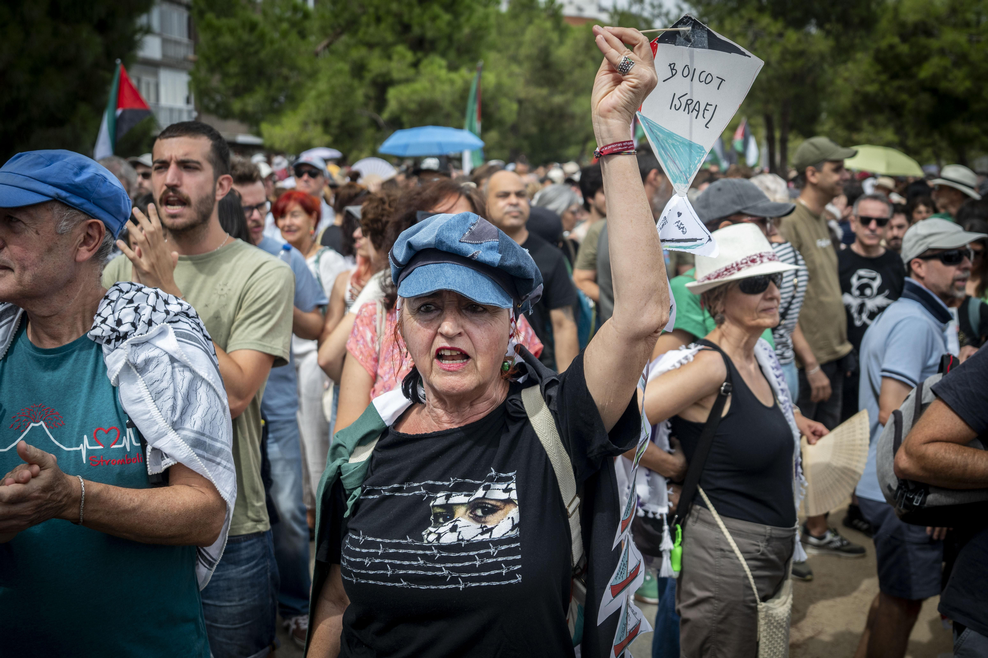 Cientos de personas llenan las orillas de Madrid Río en solidaridad con Gaza y para apoyar a la Global Sumud Flotilla