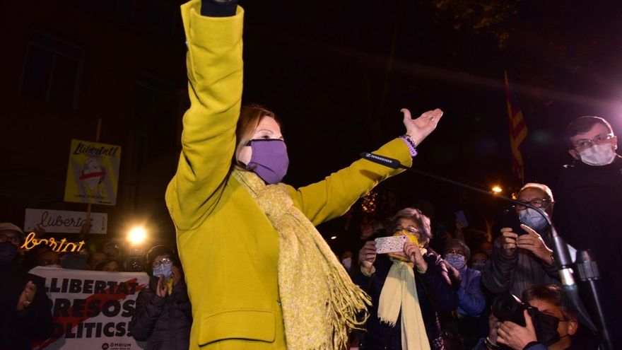 La expresidenta del Parlament, Carme Forcadell, se dirige a las personas concentradas ante la cárcel de mujeres de Wad-Ras, en Barcelona, minutos antes de reingresar en prisión