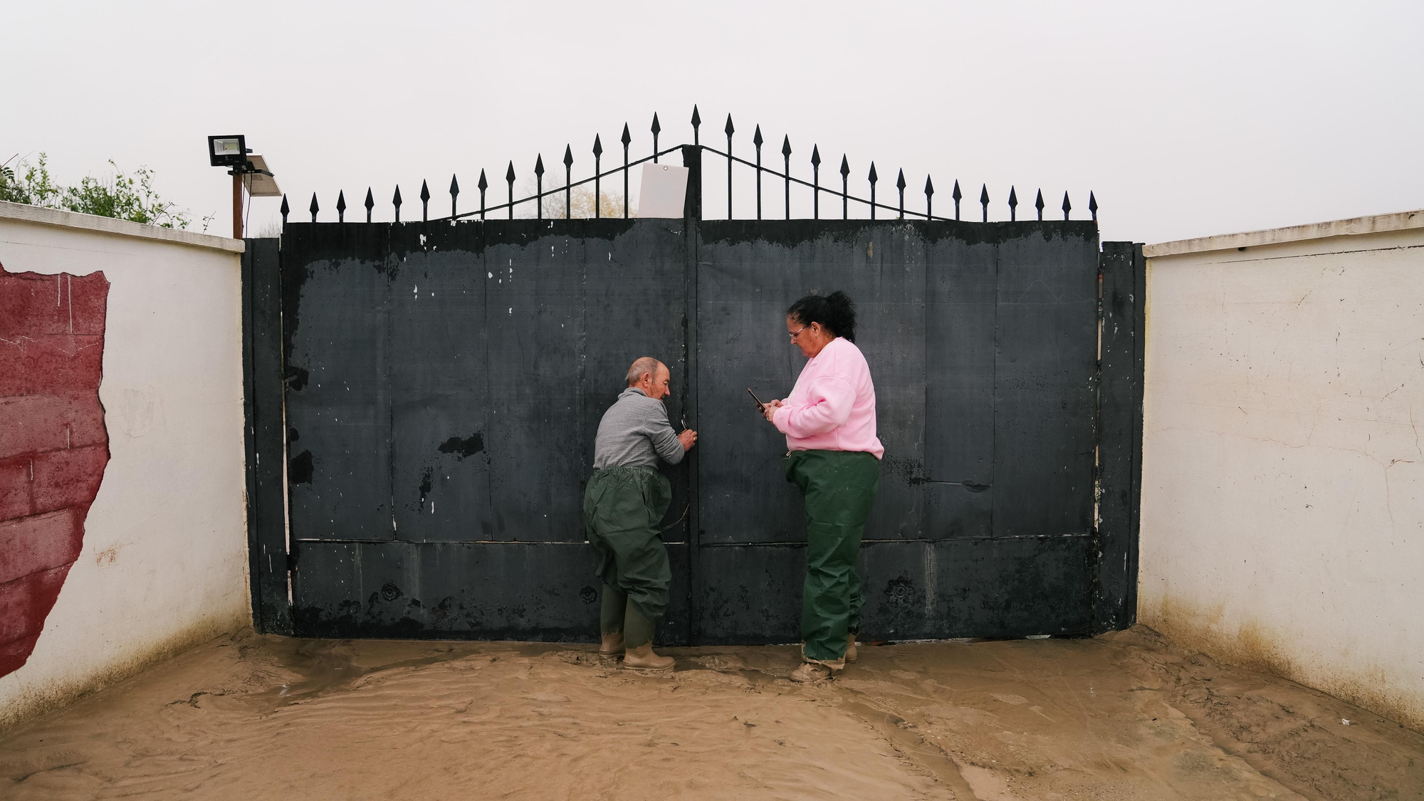 El lodo y el barro, dentro de las parcelas de las calles Perdiz y La Tórtola