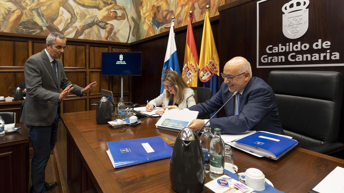 El presidente del Cabildo de Gran Canaria, Antonio Morales (d), ha abierto este lunes el debate anual sobre el estado de la isla.
