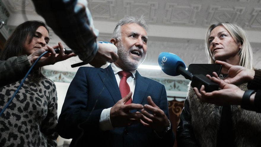 El ministro de Política Territorial y Memoria Democrática, Ángel Víctor Torres, hace declaraciones a los medios en su visita a Castro Urdiales junto a la alcaldesa, Susana Herrán