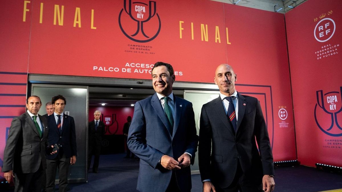 Luis Rubiales, ex presidente de la Federación Española de Fútbol, con el presidente andaluz, Juanma Moreno, en el estadio de La Cartuja, de Sevilla.
