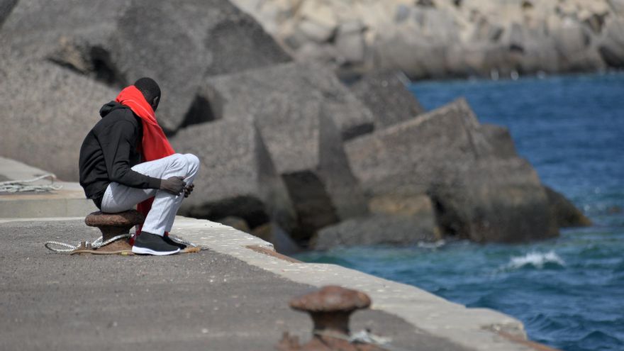 Los sanitarios que atienden a las víctimas de los cayucos en El Hierro: ''Estaremos hasta que el cuerpo aguante porque nos necesitan''