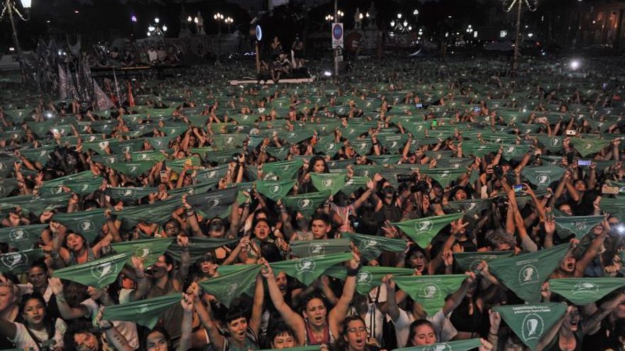 Cientos de mujeres levantan sus pañuelos verdes durante una movilización a favor del aborto este miércoles, en Buenos Aires (Argentina). Los movimientos feministas de Argentina recuperaron este miércoles sus pañuelos verdes favorables al aborto legal a poco más de una semana de que el Congreso del país comience su actividad para recordar a los legisladores nacionales que su reivindicación espera tornarse en realidad en 2020. Después de que el presidente, Alberto Fernández, haya afirmado en varias ocasiones durante sus primeros meses en el Gobierno que él mismo mandará al Congreso un proyecto para la despenalización del aborto, miles de mujeres argentinas le reclamaron frente a la sede del Poder Legislativo que cumpla su promesa.