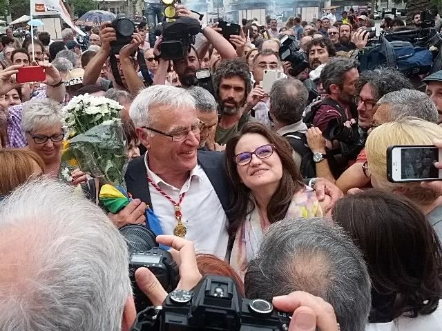 Ribó se da un baño de multitudes en la plaza del Ayuntamiento de Valencia