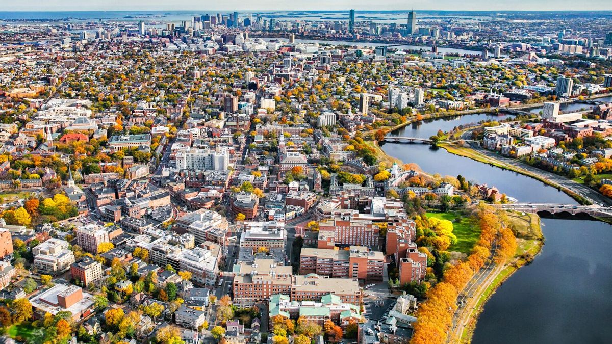 Imagen aérea de la ciudad de Cambridge, Massachusetts, en Estados Unidos, y su verde apariencia.