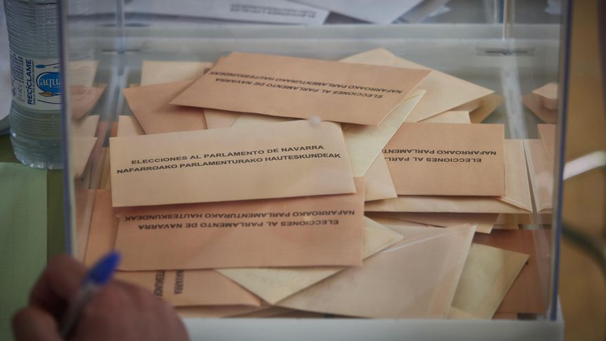 Urna con votos de las elecciones al Parlamento de Navarra en un colegio electoral este domingo.