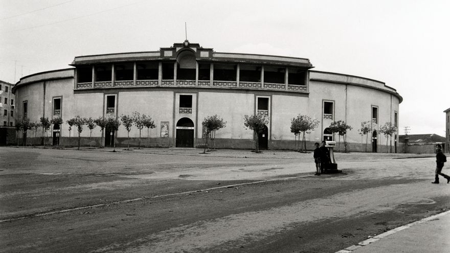 Fachada de la plaza de toros, en torno a 1965
