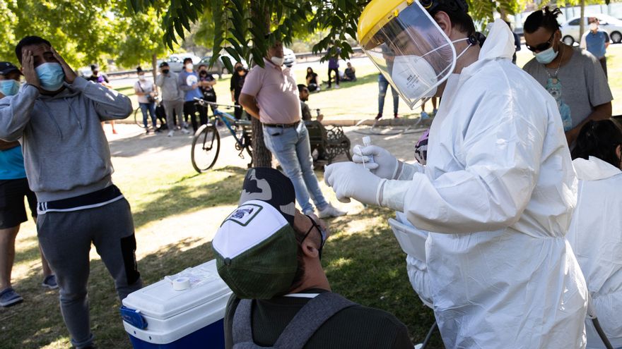 Un hombre se somete a una prueba PCR para la detección de la covid-19, en Santiago (Chile), en una fotografía de archivo. EFE/Alberto Valdés
